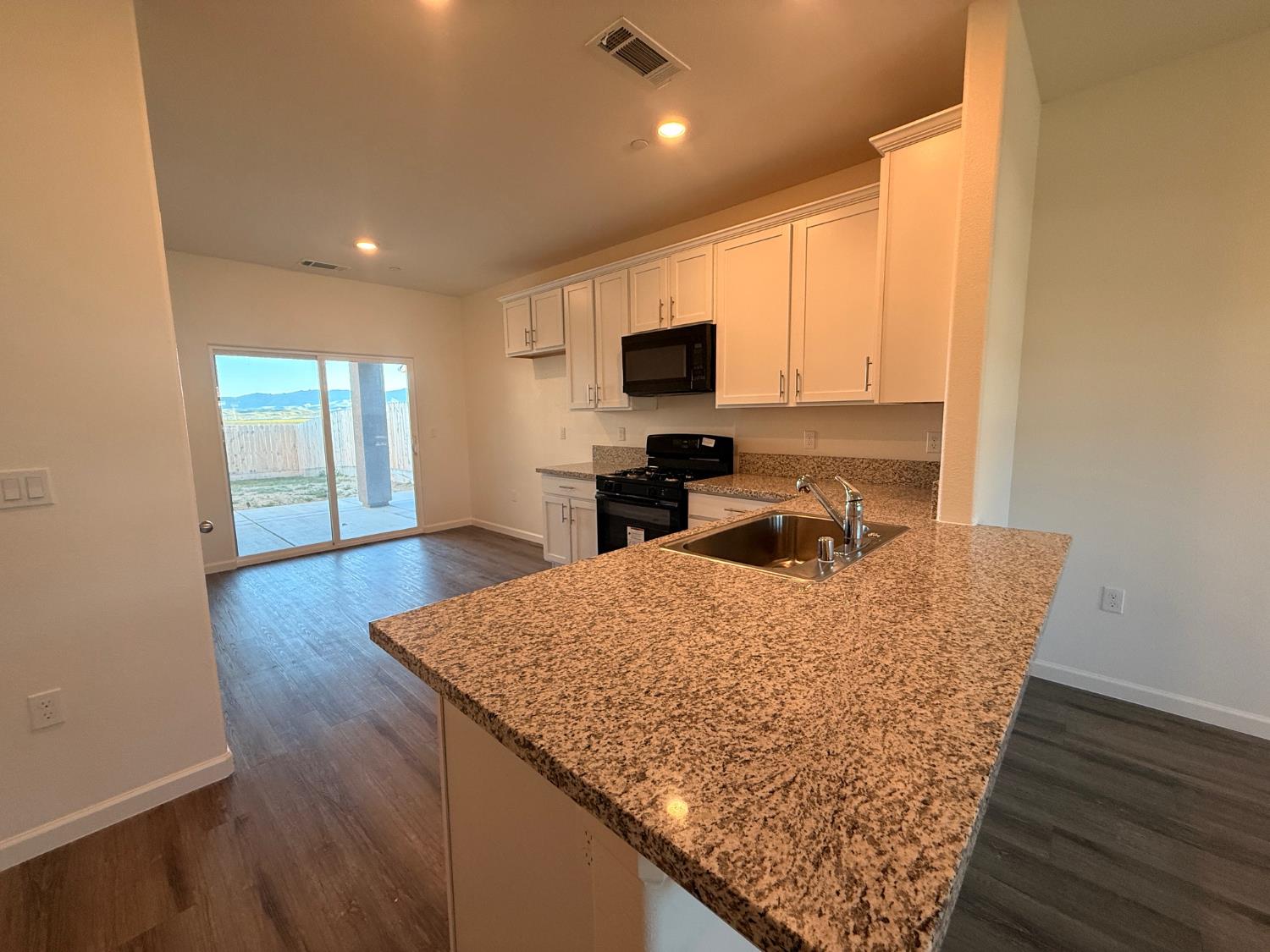 1105 E Orange St, Avenal, CA 93204