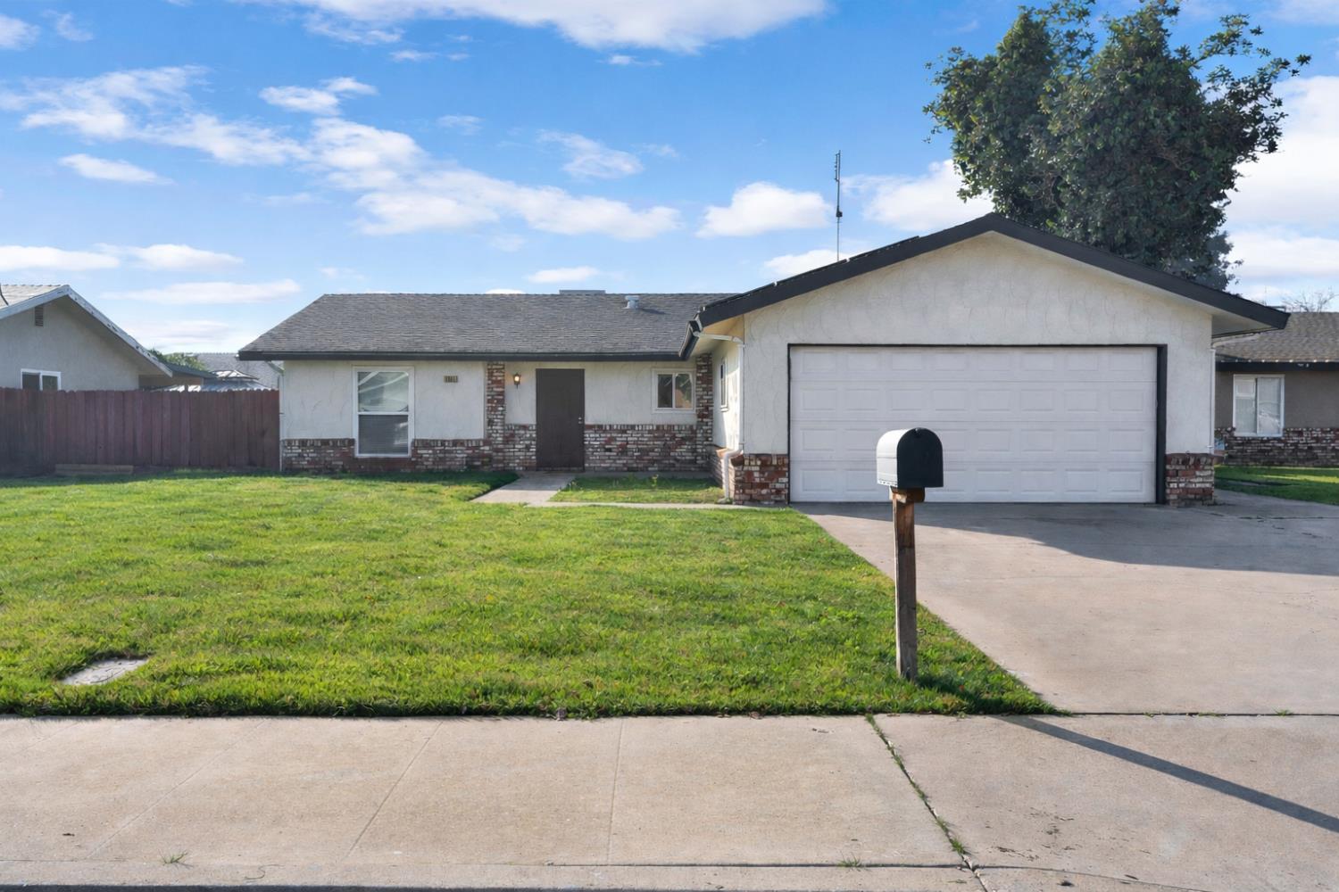 1361 Almond St, Selma, CA 93662