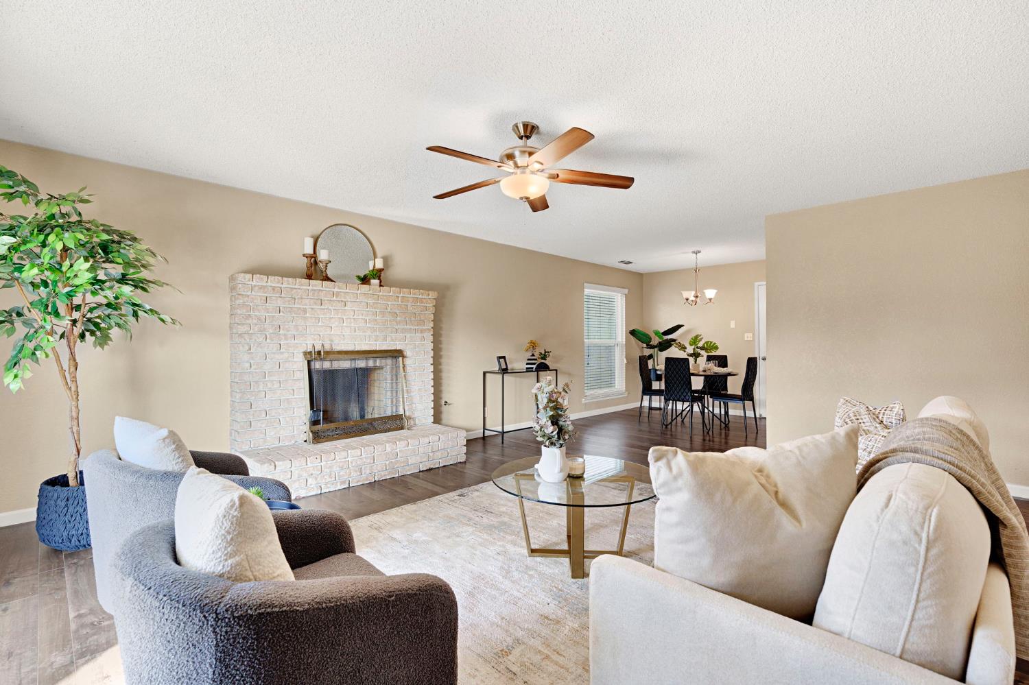 1361 Almond St, Selma, CA 93662