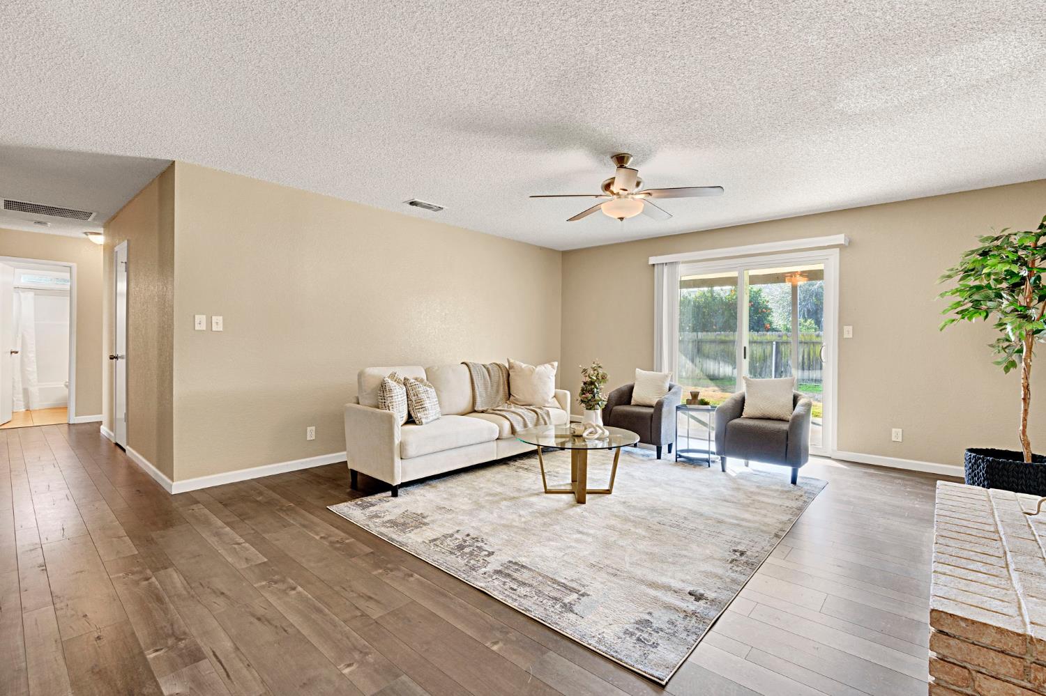 1361 Almond St, Selma, CA 93662