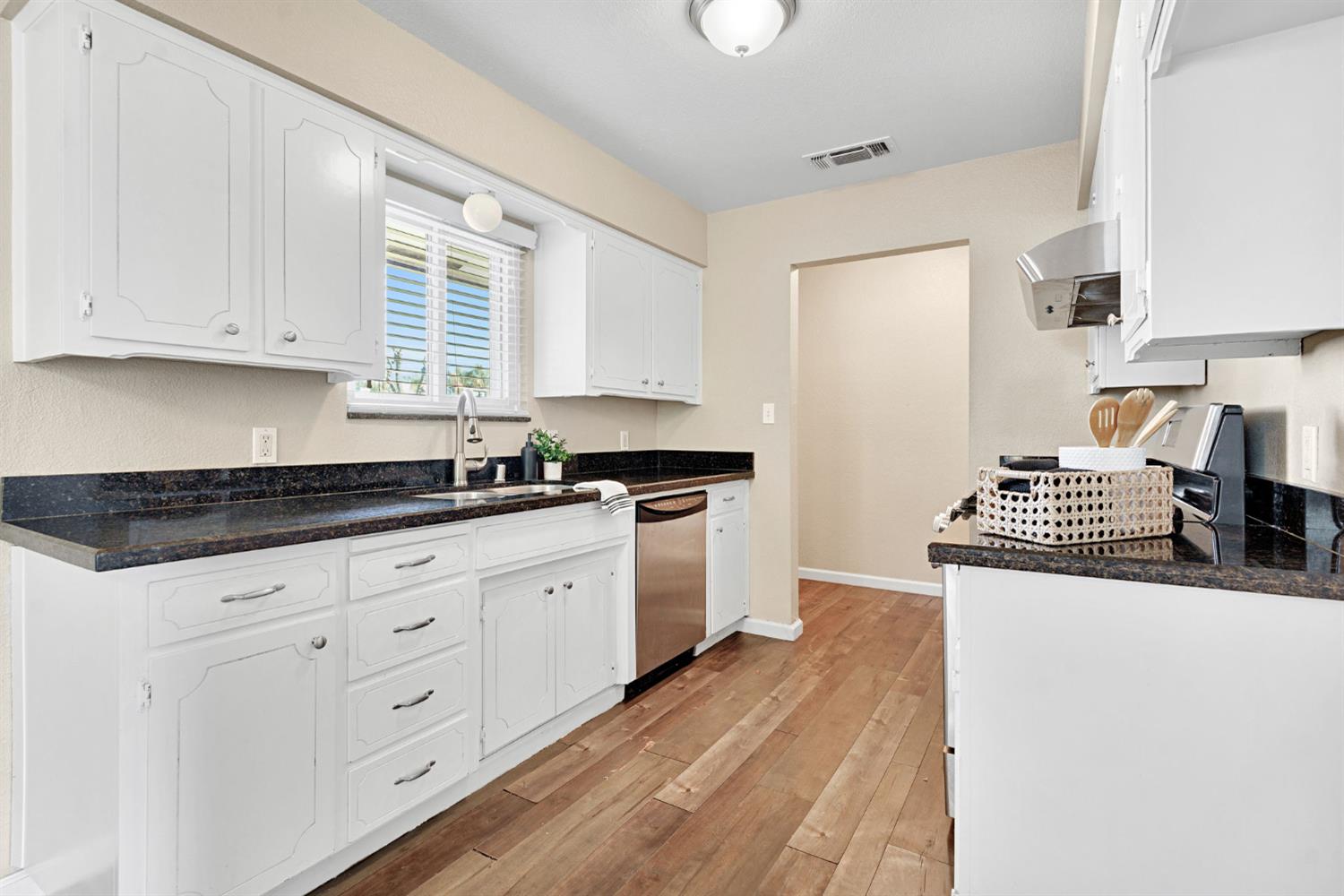 1361 Almond St, Selma, CA 93662