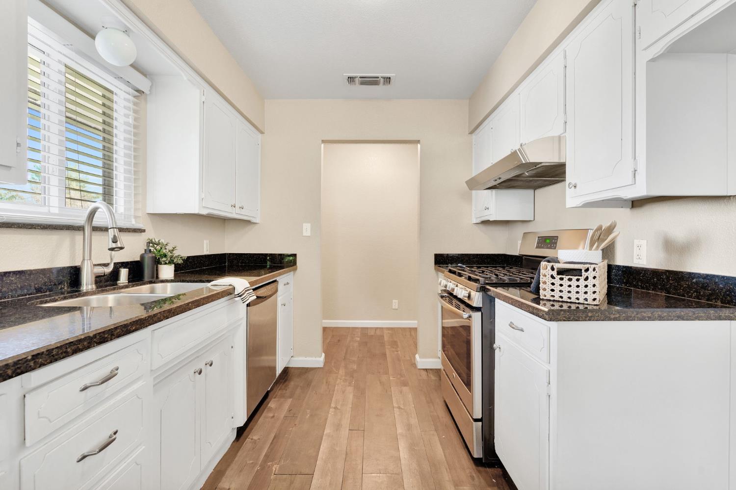 1361 Almond St, Selma, CA 93662