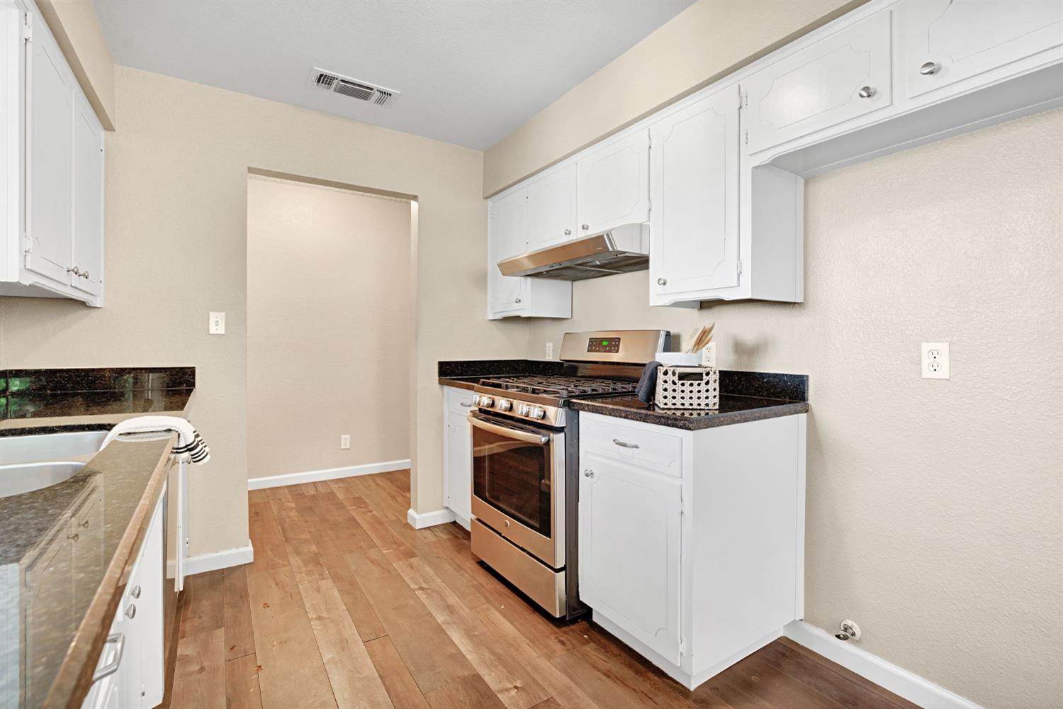 1361 Almond St, Selma, CA 93662