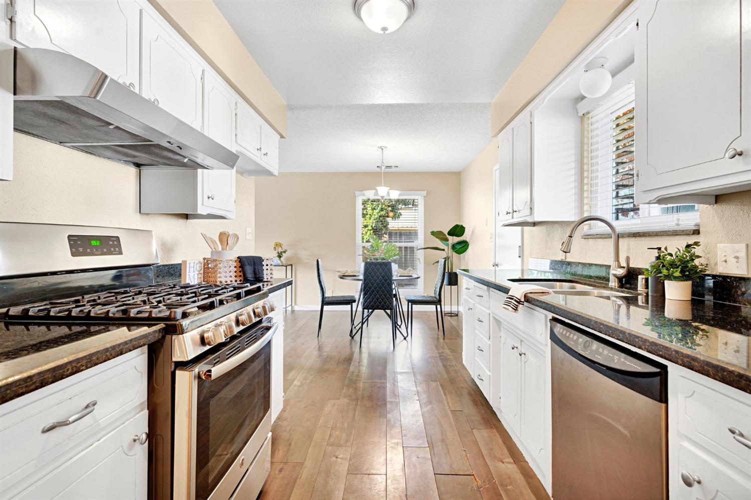 1361 Almond St, Selma, CA 93662