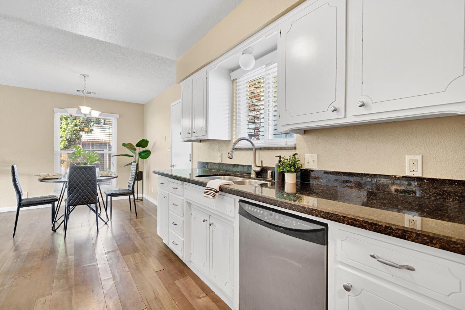 1361 Almond St, Selma, CA 93662