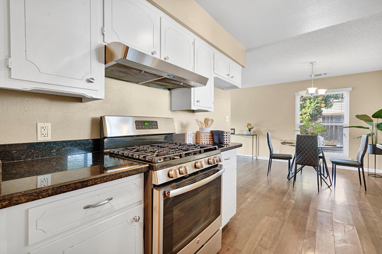 1361 Almond St, Selma, CA 93662