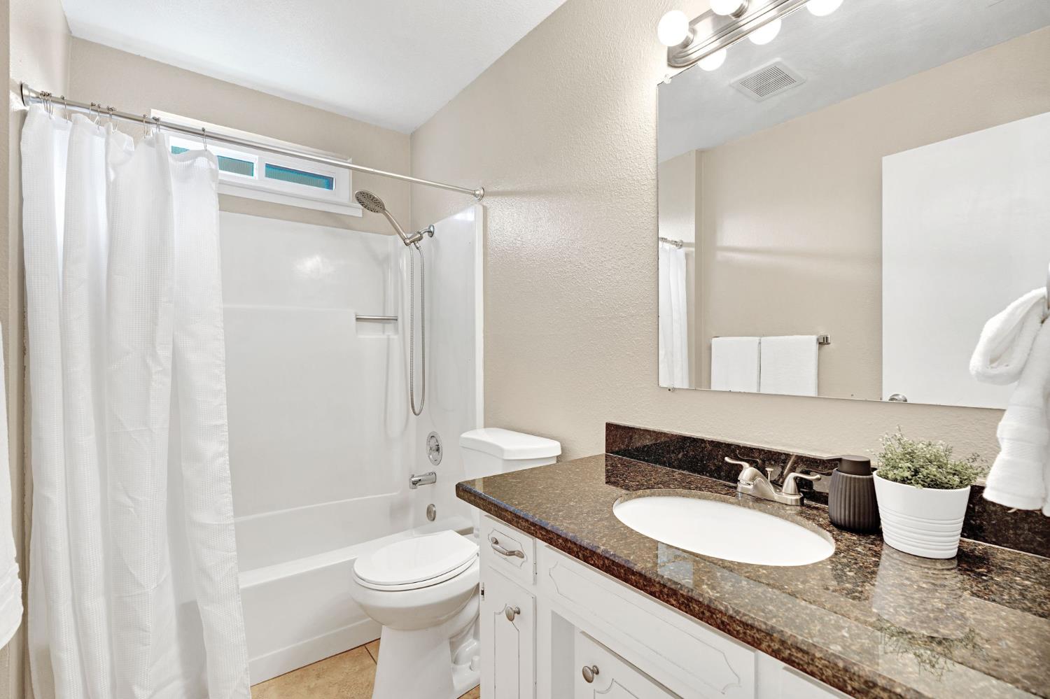 1361 Almond St, Selma, CA 93662