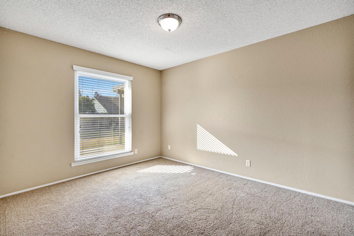 1361 Almond St, Selma, CA 93662