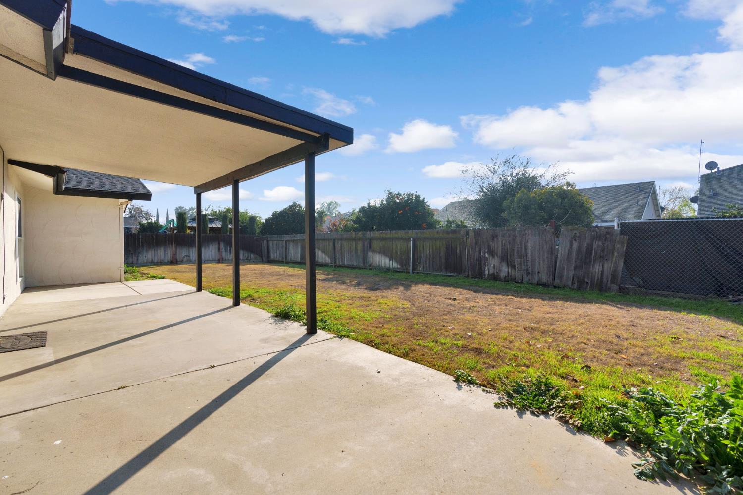 1361 Almond St, Selma, CA 93662