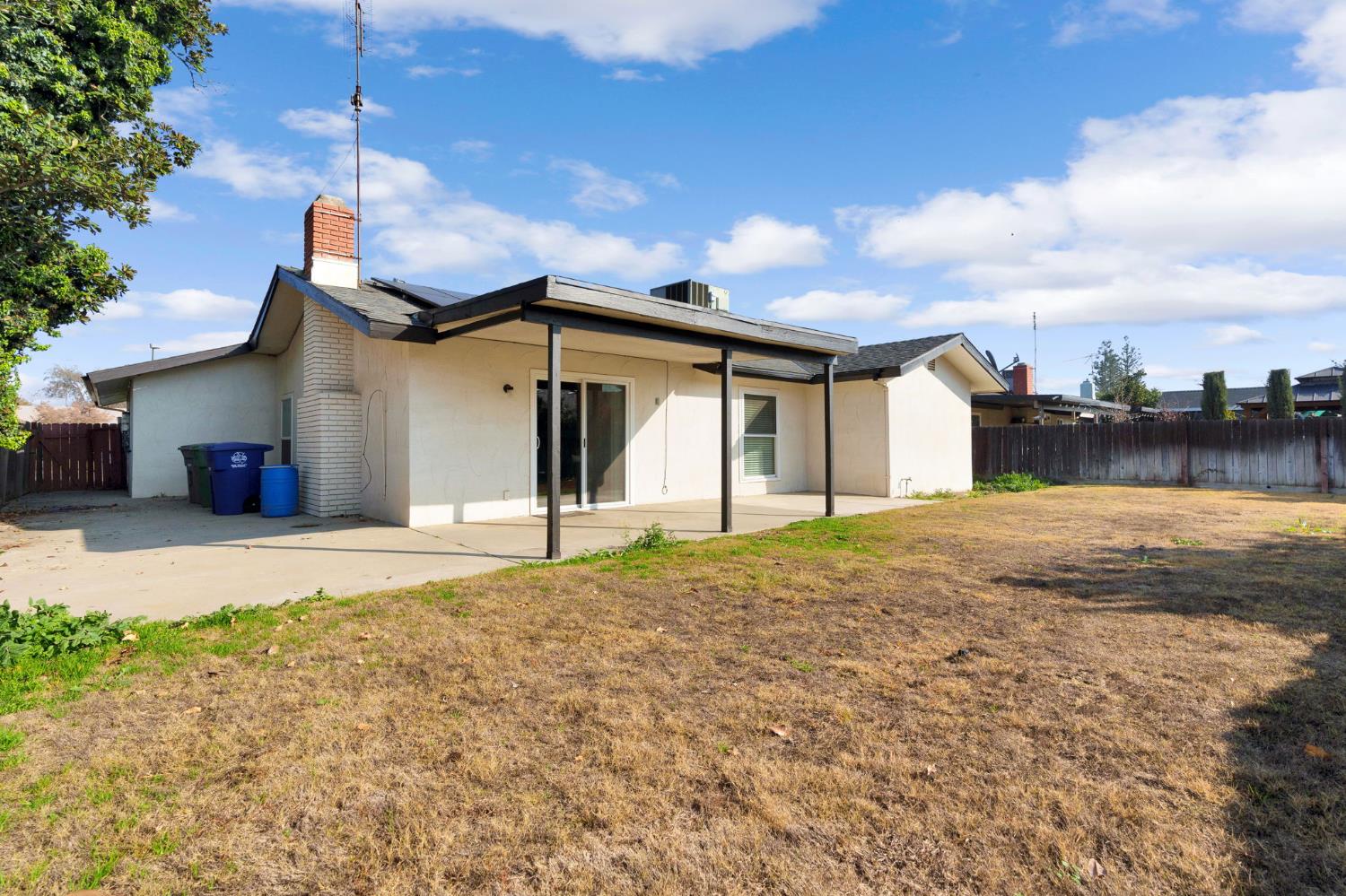 1361 Almond St, Selma, CA 93662