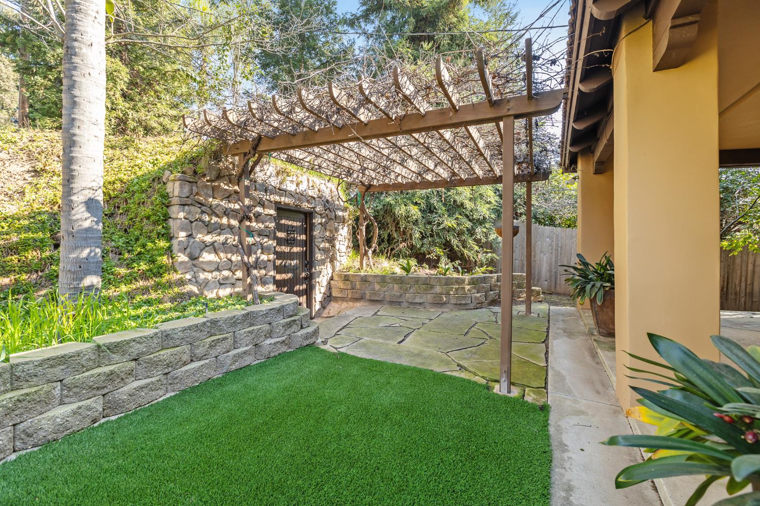 915 S Strathmore Ave #I, Lindsay, CA 93274