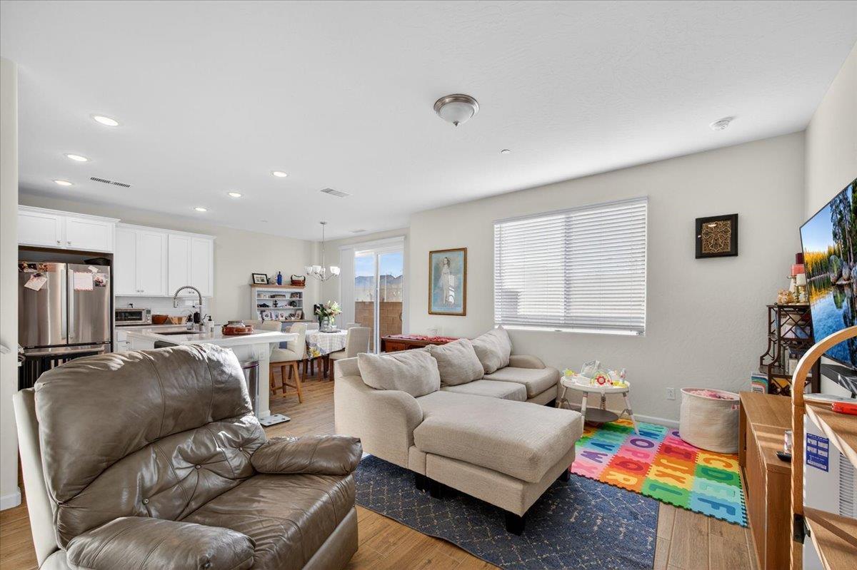 2327 N Hartford Dr, Fresno, CA 93727