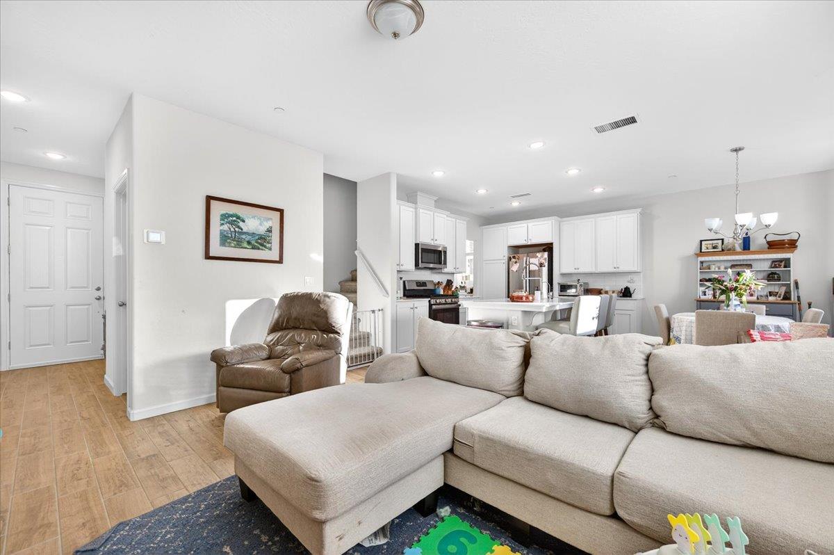 2327 N Hartford Dr, Fresno, CA 93727