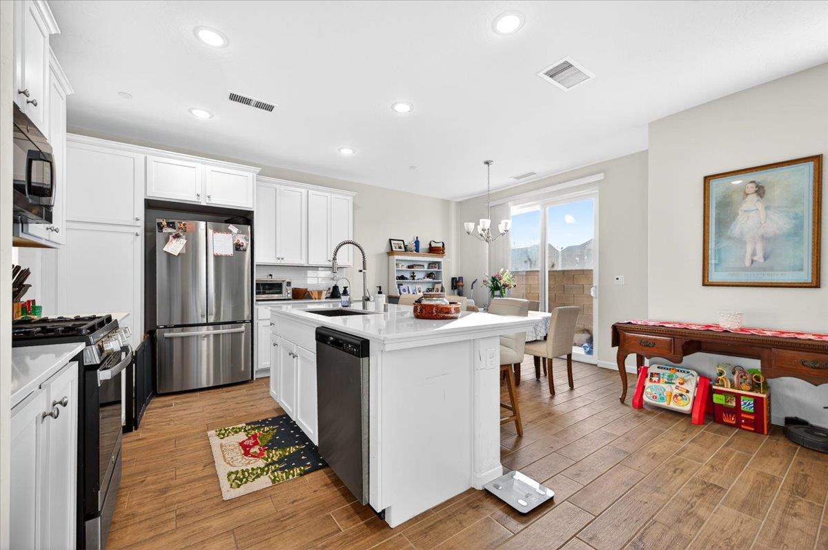 2327 N Hartford Dr, Fresno, CA 93727