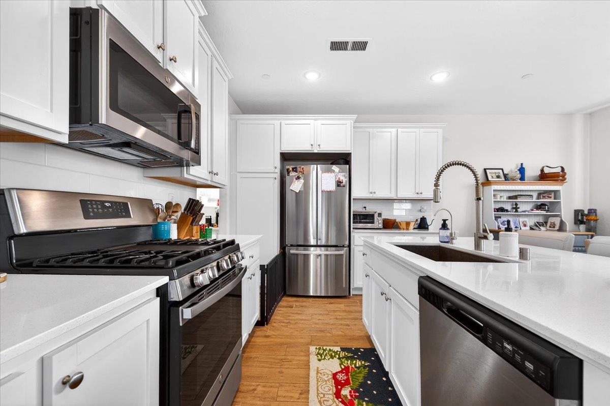 2327 N Hartford Dr, Fresno, CA 93727