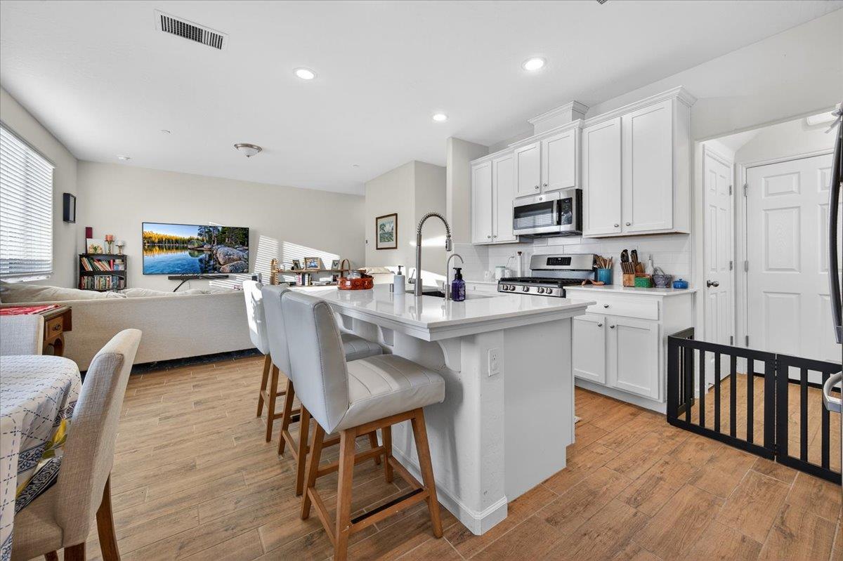 2327 N Hartford Dr, Fresno, CA 93727