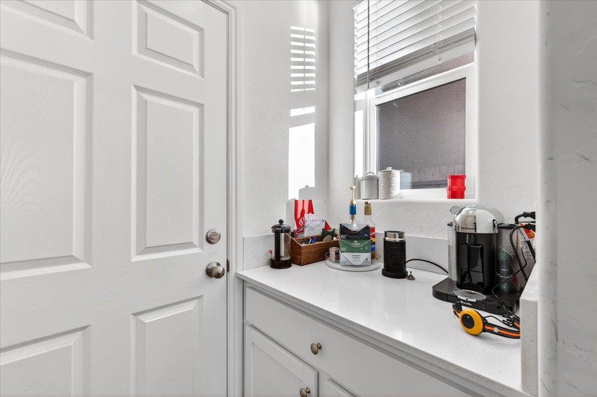 2327 N Hartford Dr, Fresno, CA 93727