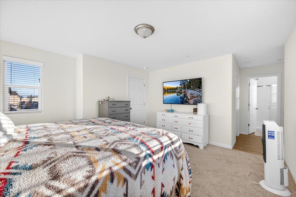 2327 N Hartford Dr, Fresno, CA 93727