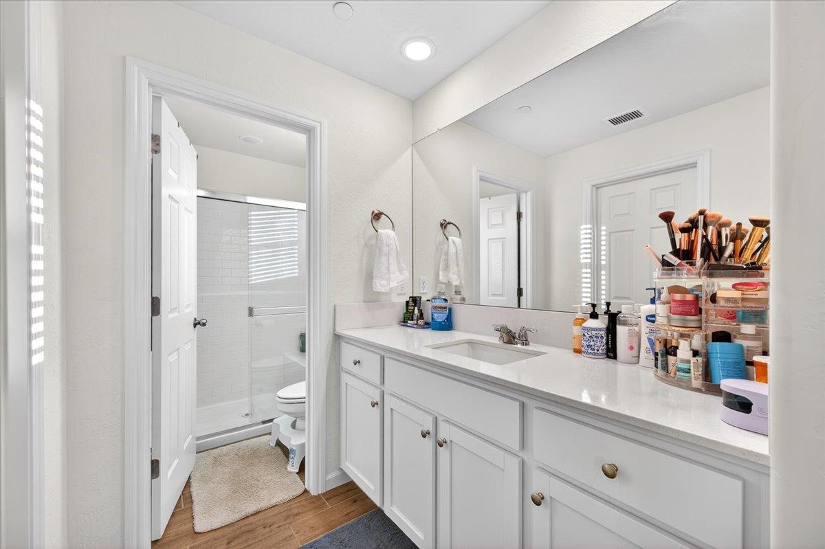 2327 N Hartford Dr, Fresno, CA 93727