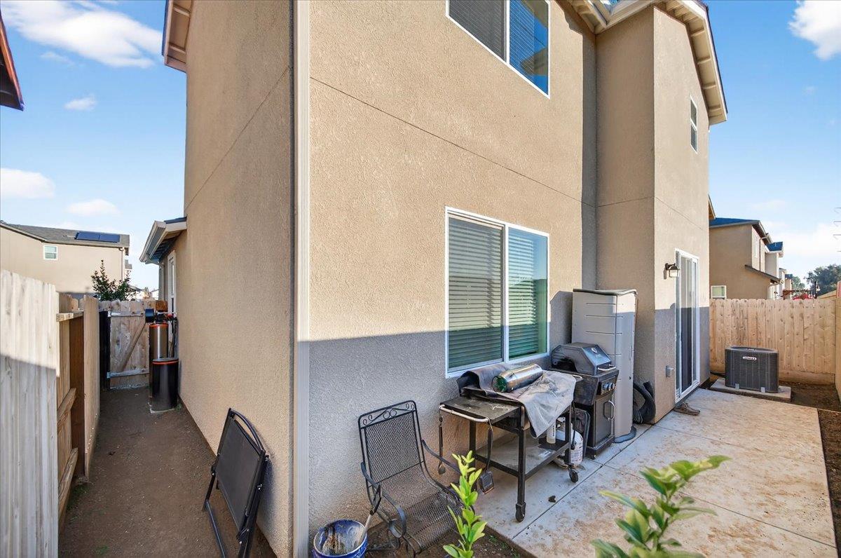 2327 N Hartford Dr, Fresno, CA 93727