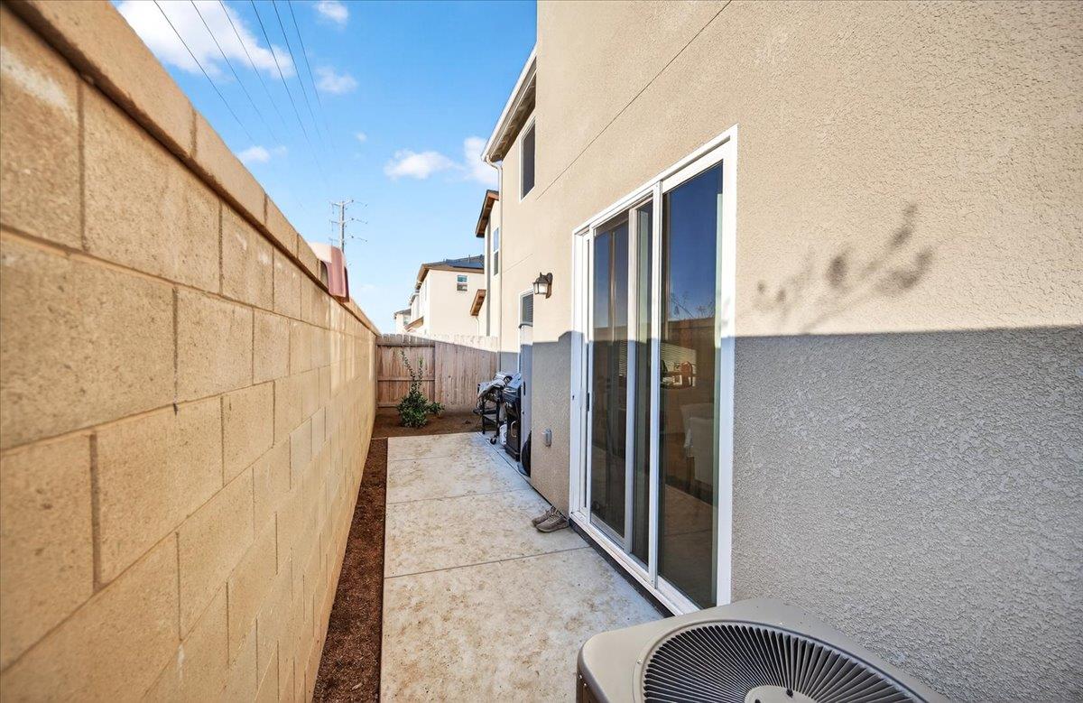 2327 N Hartford Dr, Fresno, CA 93727