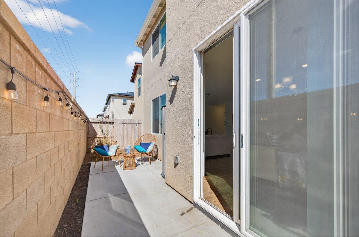 2327 N Hartford Dr, Fresno, CA 93727