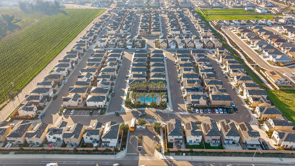 2327 N Hartford Dr, Fresno, CA 93727