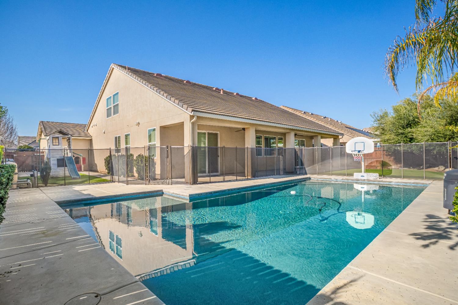 1345 N Kaweah Ave, Clovis, CA 93619