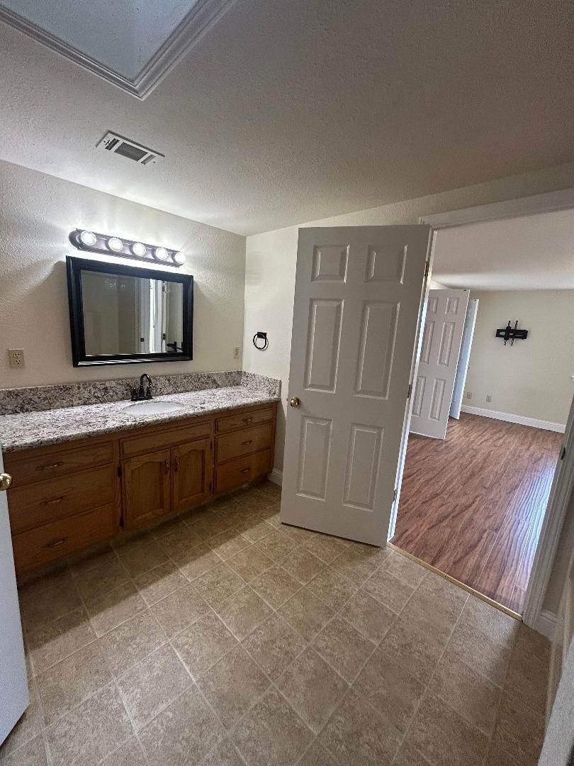 301 W Paul Ave, Clovis, CA 93612