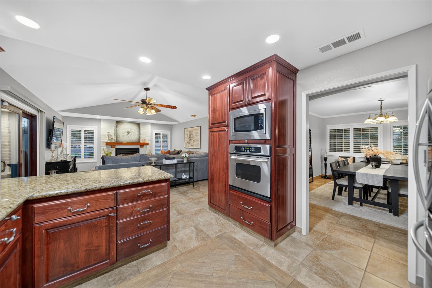 101 Mainberry Dr, Madera, CA 93637