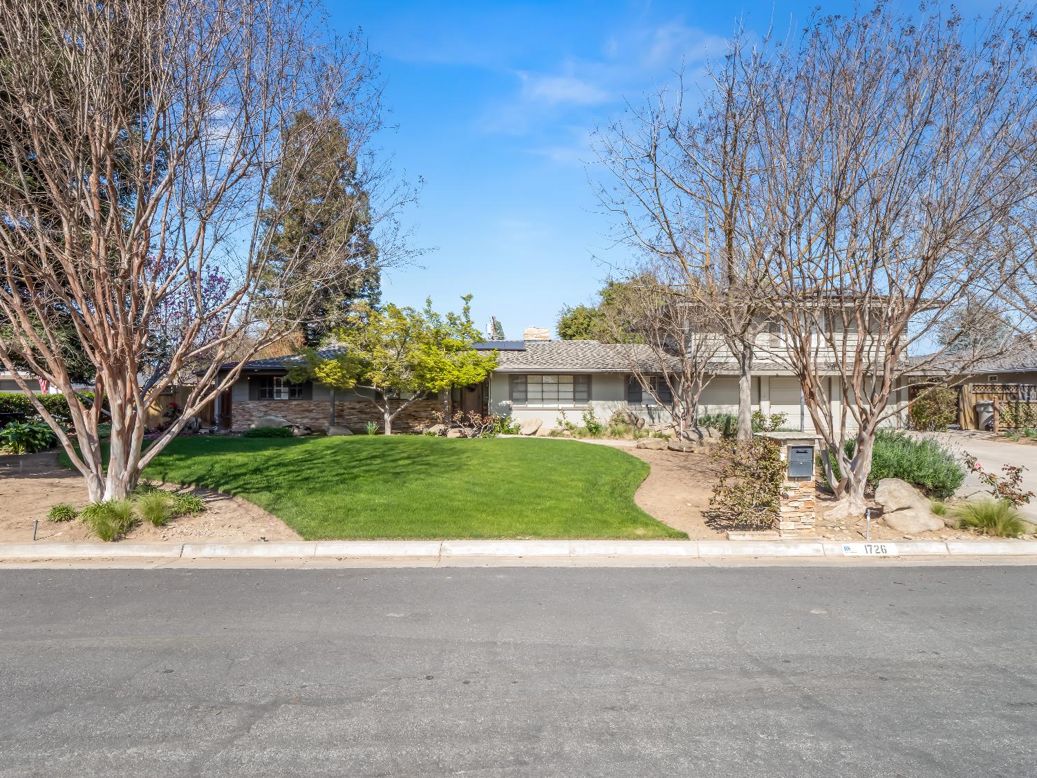 1726 W San Madele Ave, Fresno, CA 93711