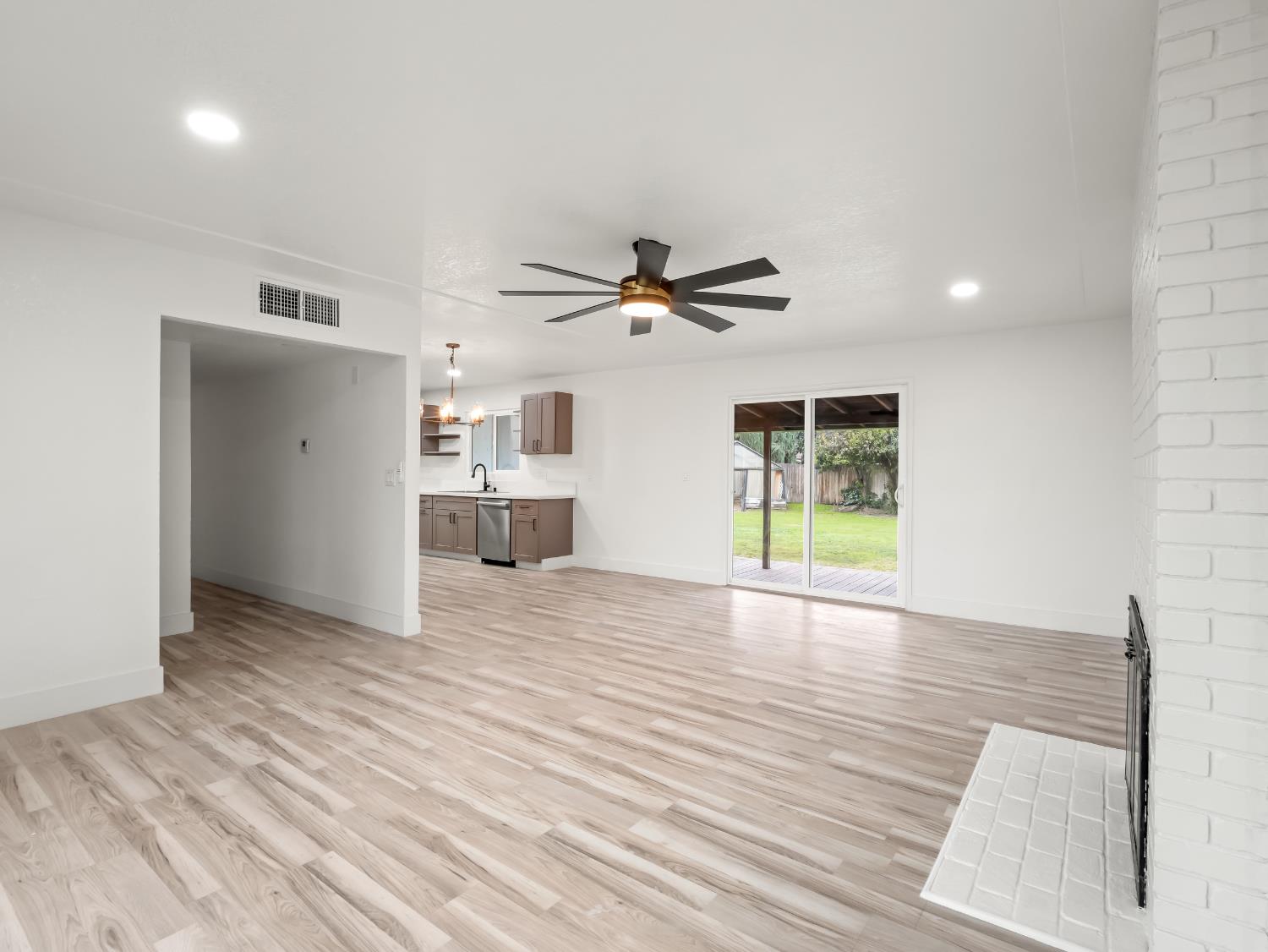 568 E San Ramon Ave, Fresno, CA 93710