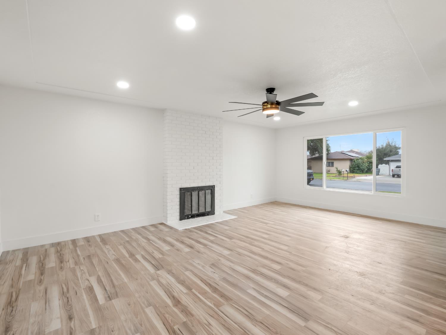 568 E San Ramon Ave, Fresno, CA 93710