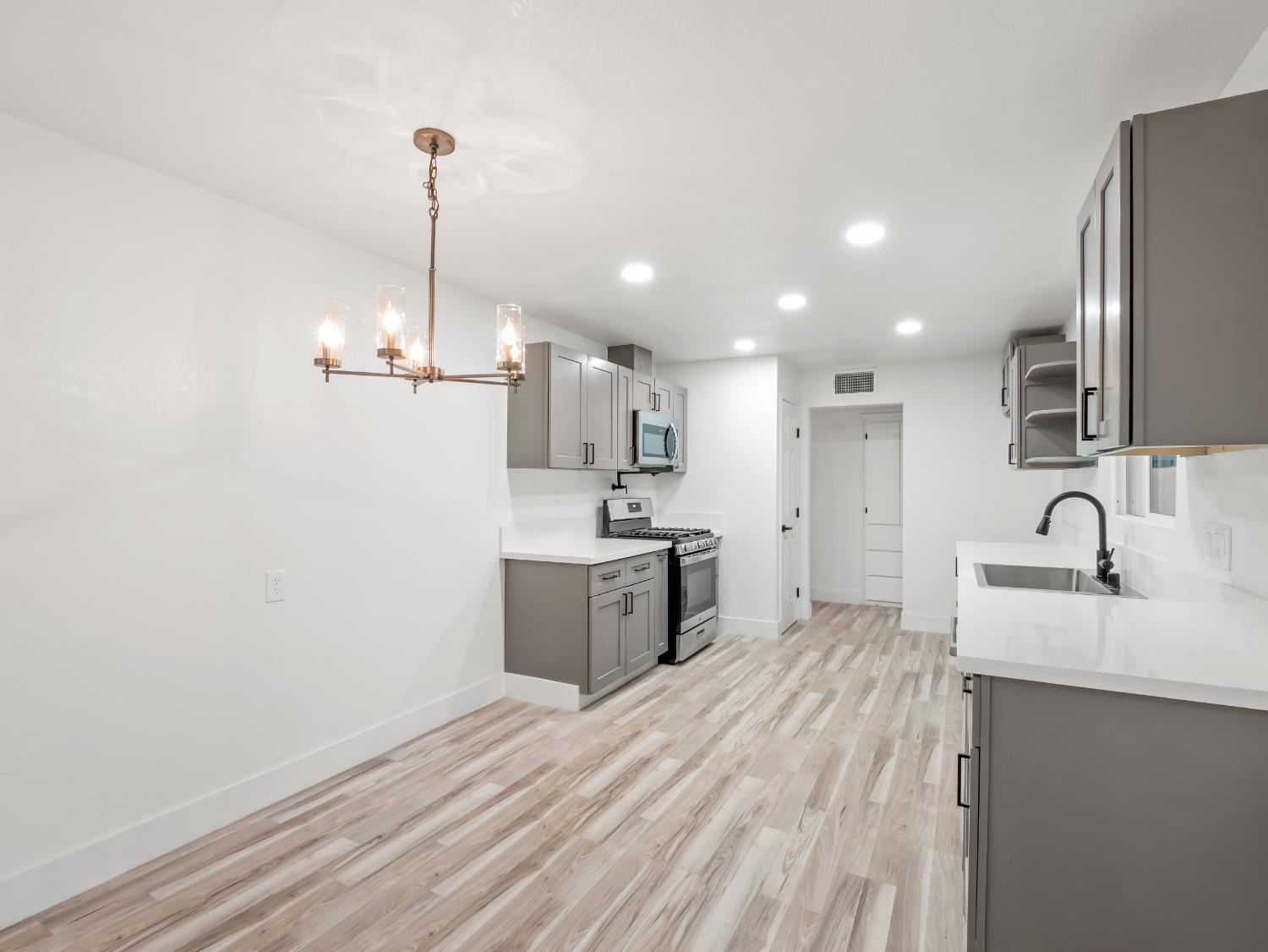 568 E San Ramon Ave, Fresno, CA 93710