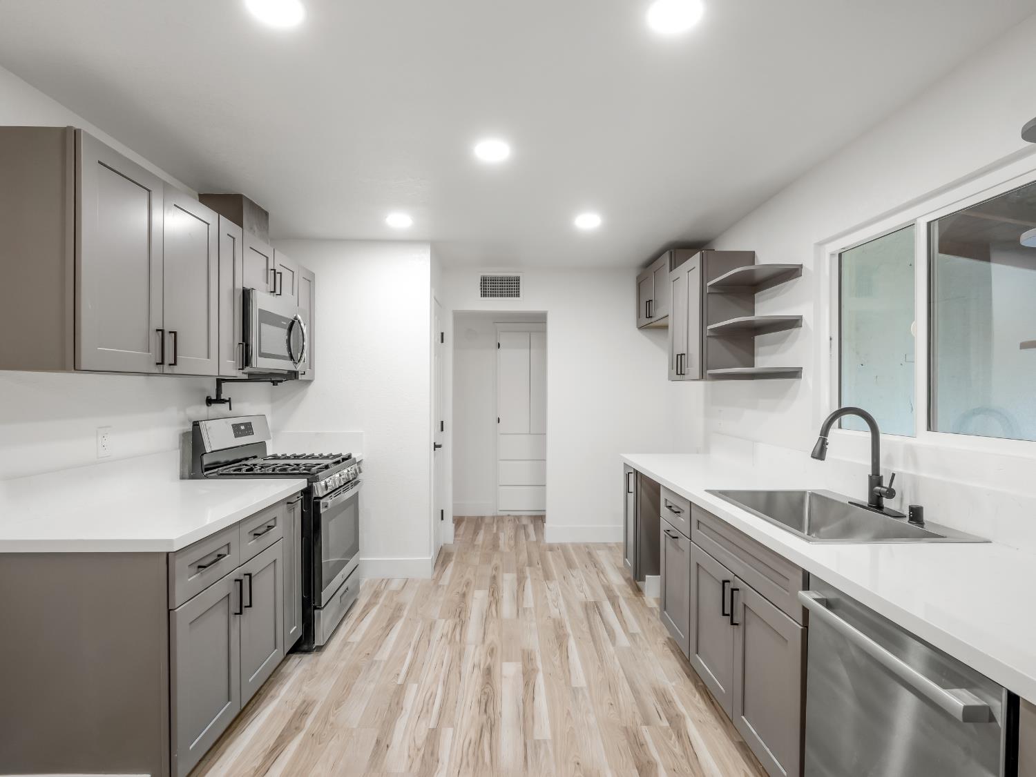 568 E San Ramon Ave, Fresno, CA 93710