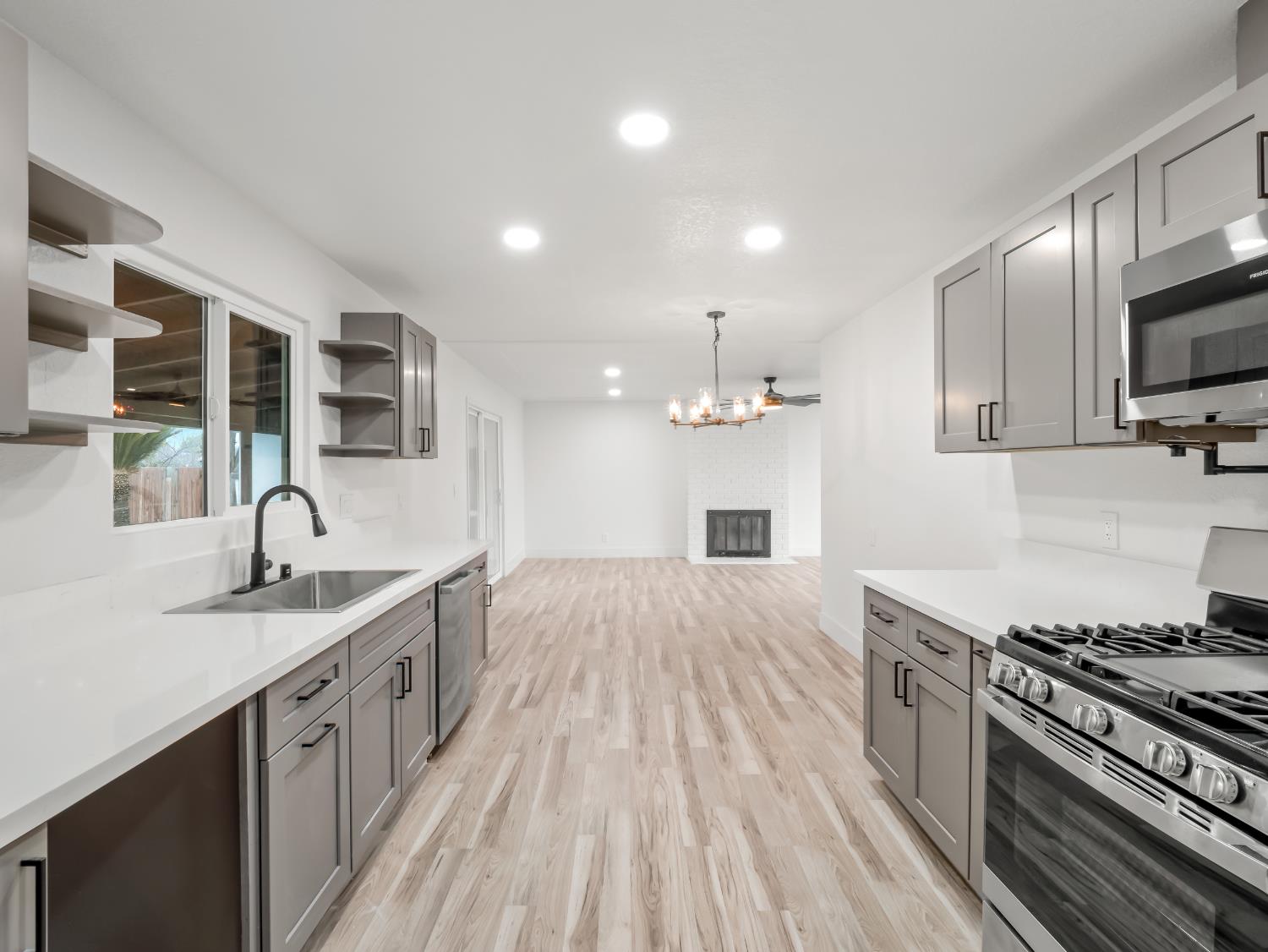 568 E San Ramon Ave, Fresno, CA 93710