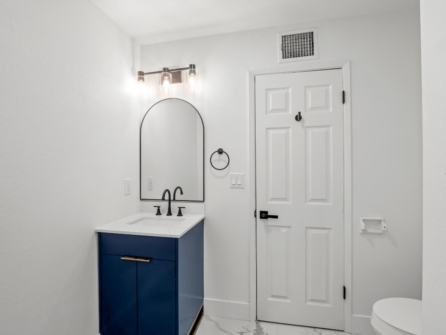 568 E San Ramon Ave, Fresno, CA 93710