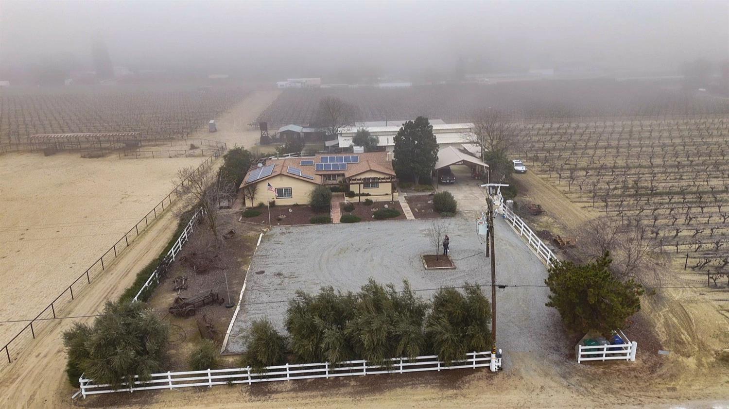 2104 W Magnolia Ave, Caruthers, CA 93609