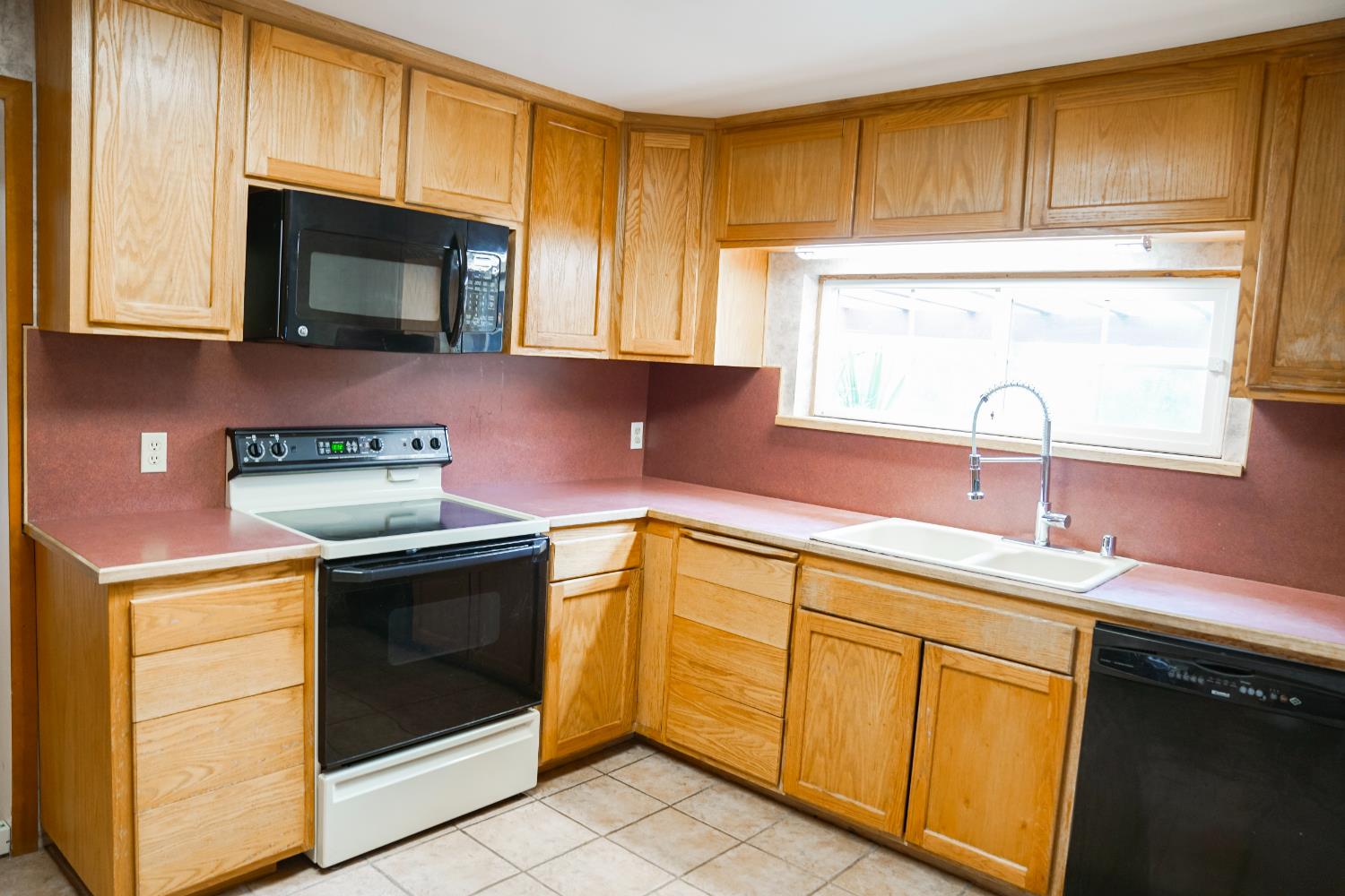 2104 W Magnolia Ave, Caruthers, CA 93609