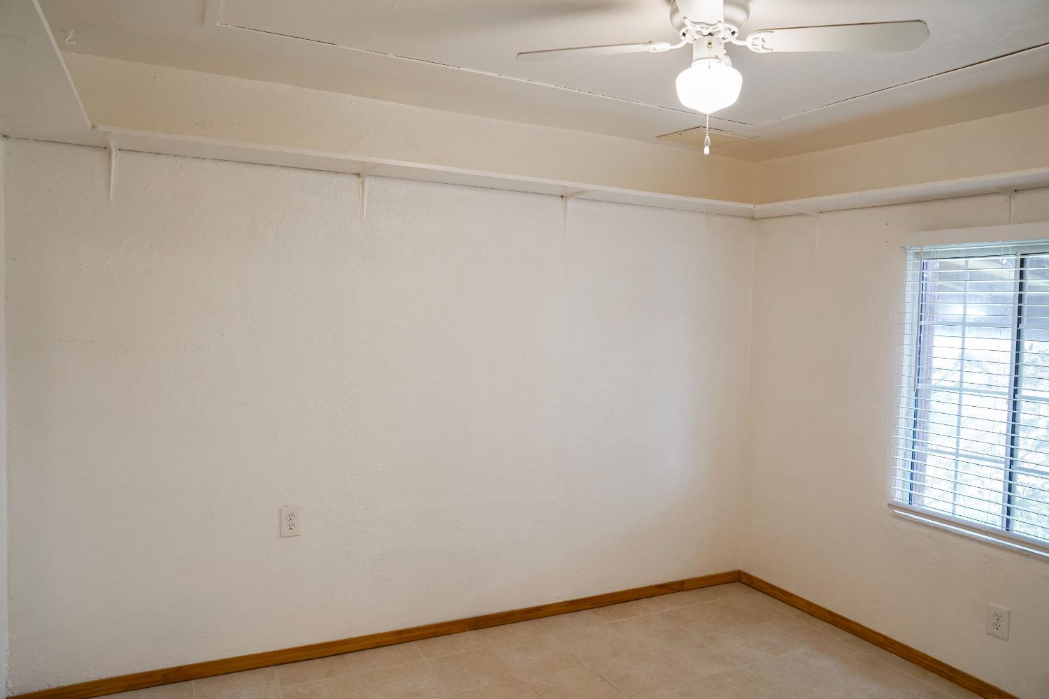 2104 W Magnolia Ave, Caruthers, CA 93609