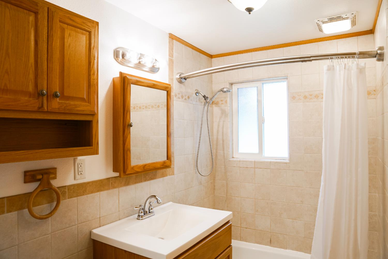 2104 W Magnolia Ave, Caruthers, CA 93609