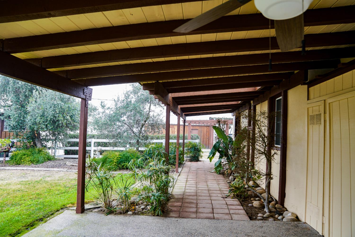 2104 W Magnolia Ave, Caruthers, CA 93609