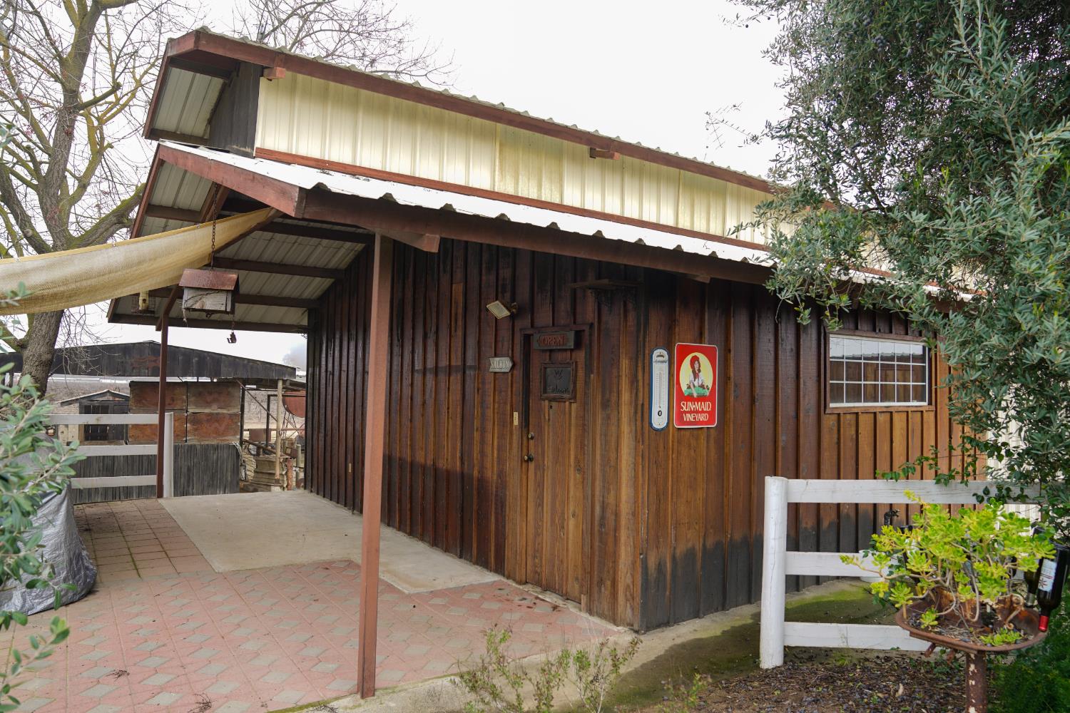 2104 W Magnolia Ave, Caruthers, CA 93609