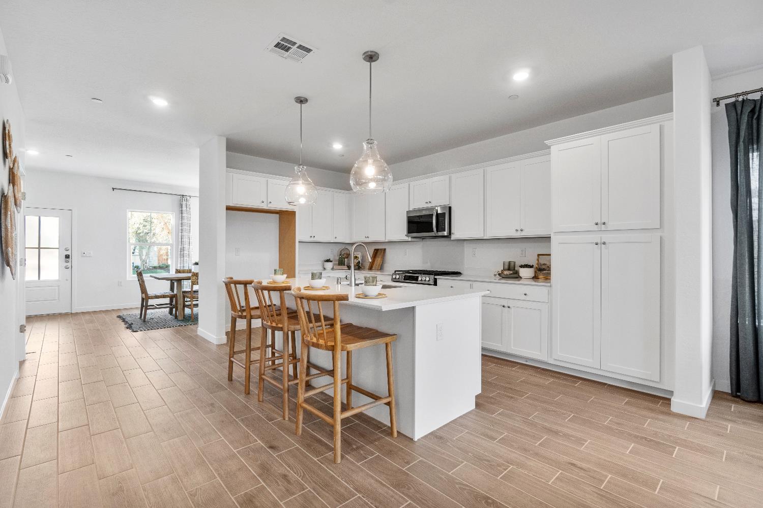 1053 Springtime Ave, Clovis, CA 93619