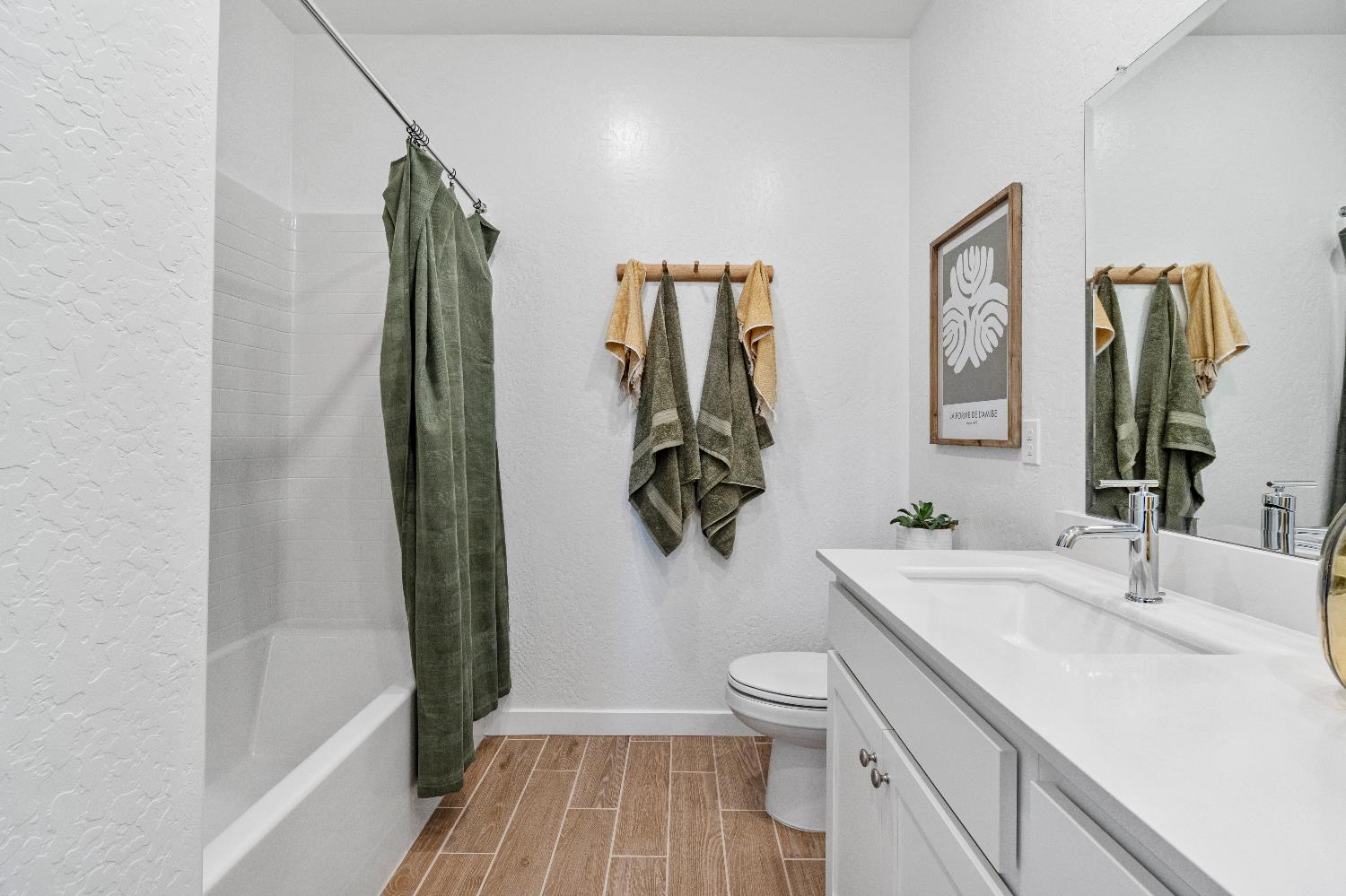 1053 Springtime Ave, Clovis, CA 93619