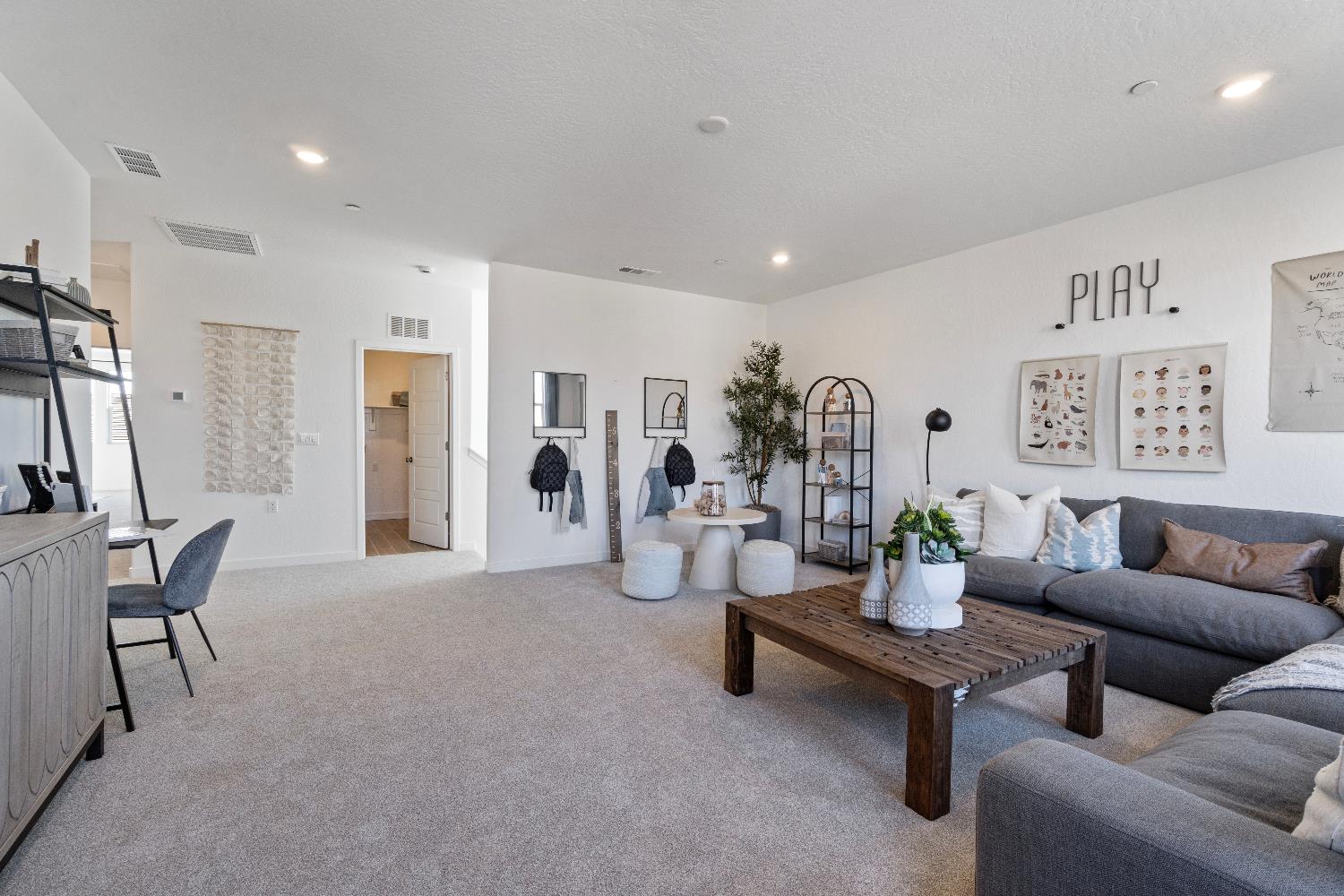 1046 Springtime Ave, Clovis, CA 93619