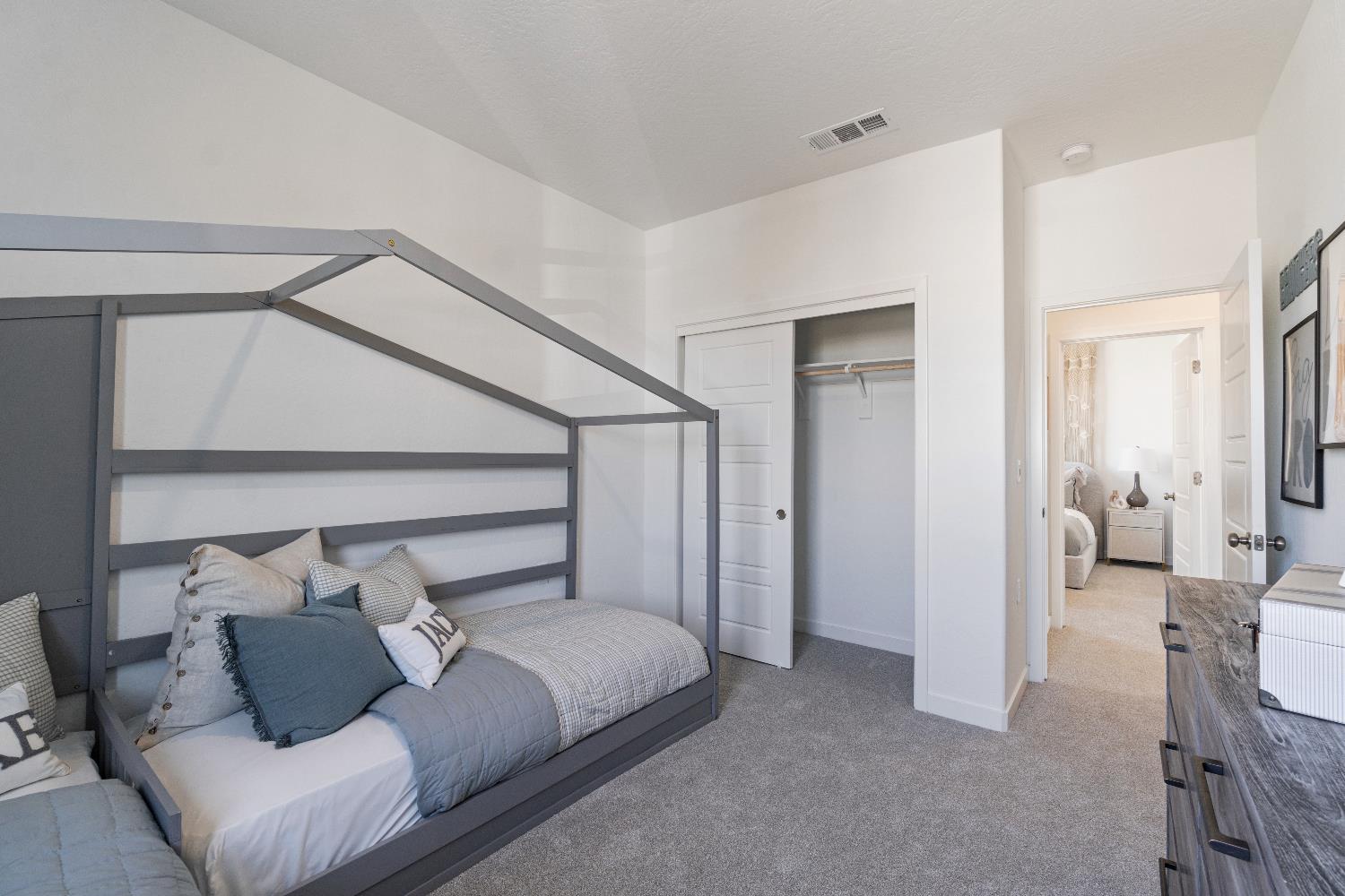 1046 Springtime Ave, Clovis, CA 93619