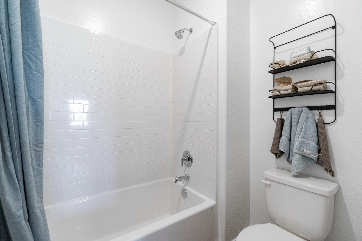 1046 Springtime Ave, Clovis, CA 93619