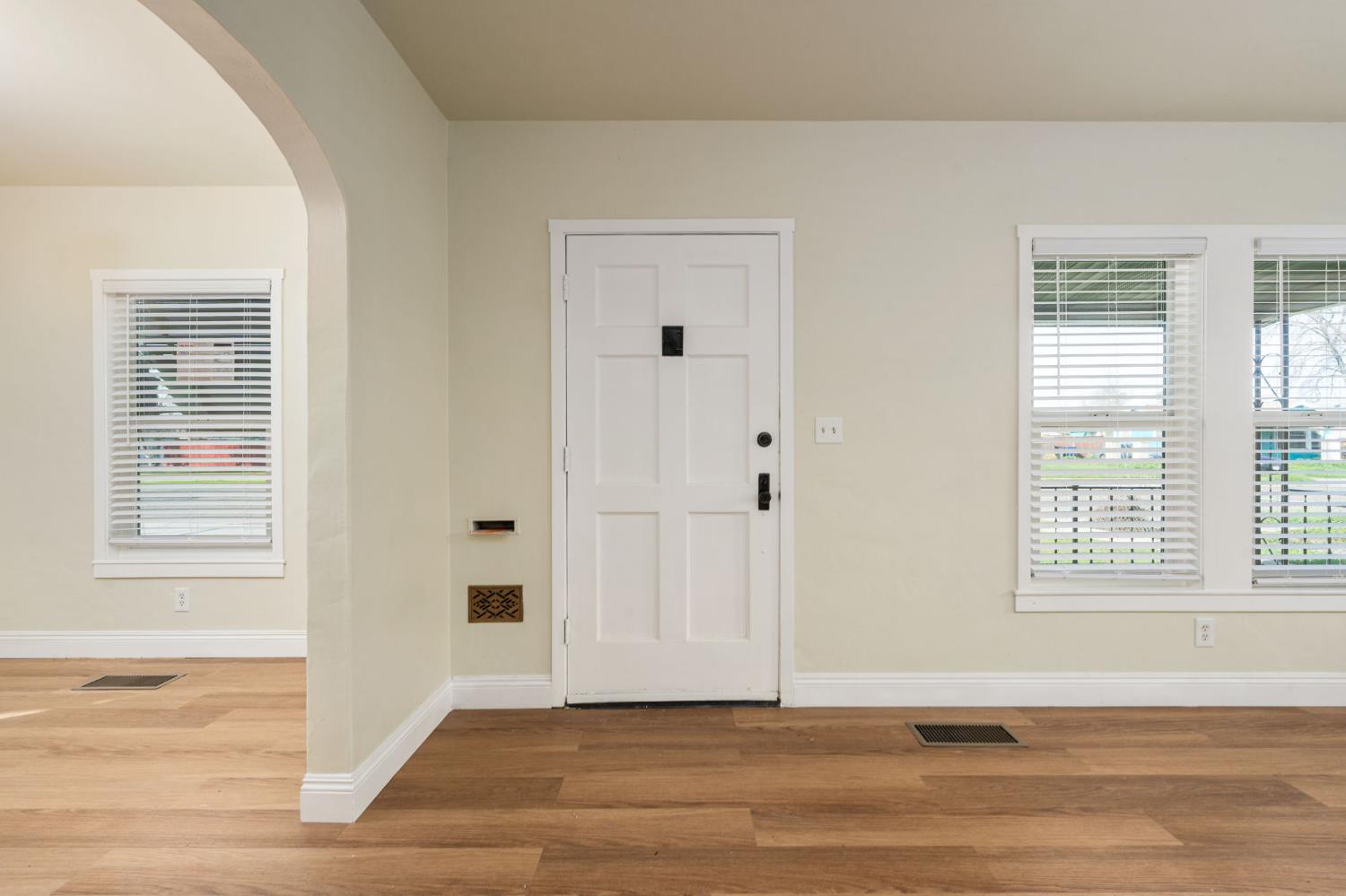 1816 N Vagedes Ave, Fresno, CA 93705