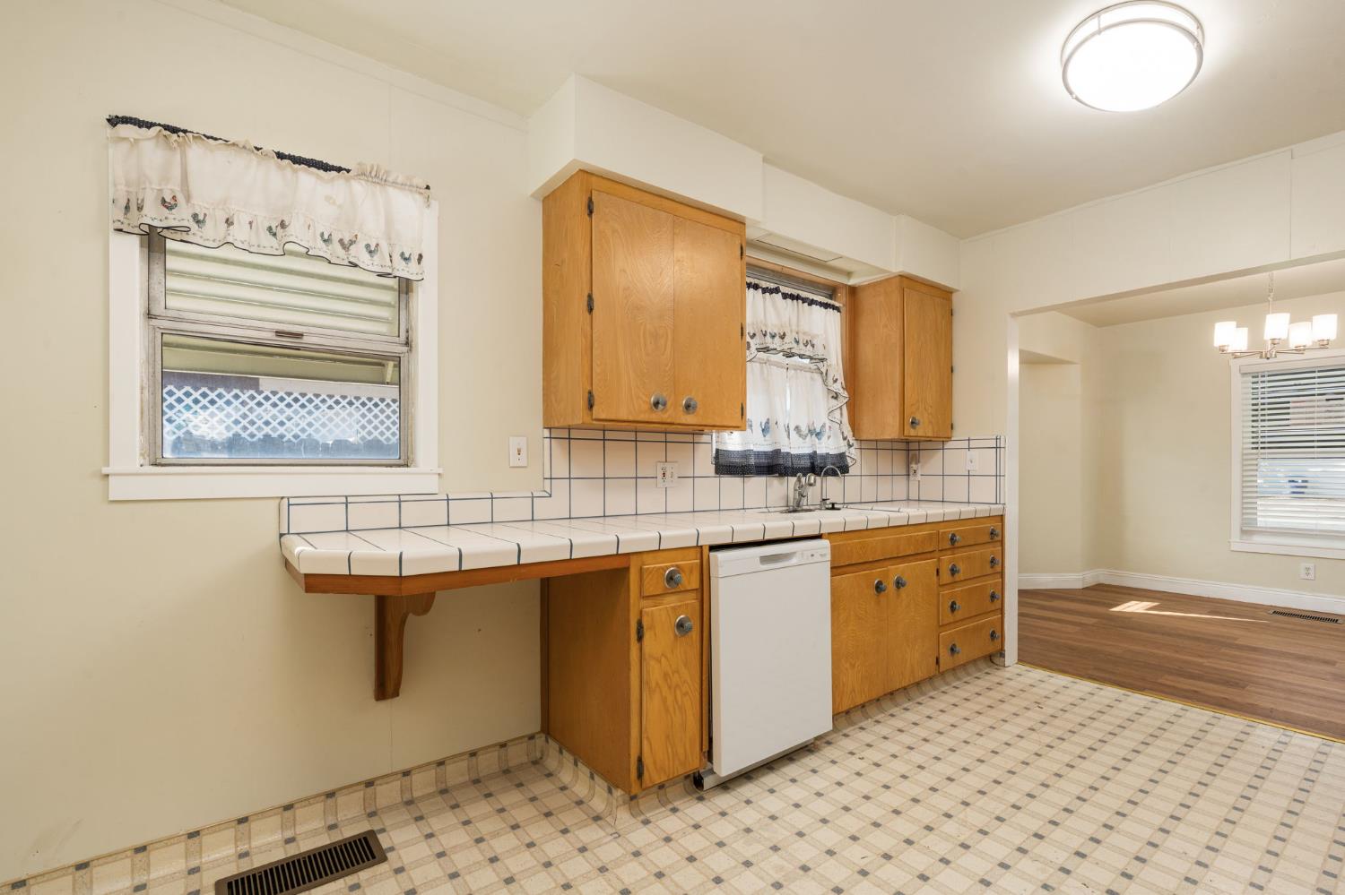 1816 N Vagedes Ave, Fresno, CA 93705